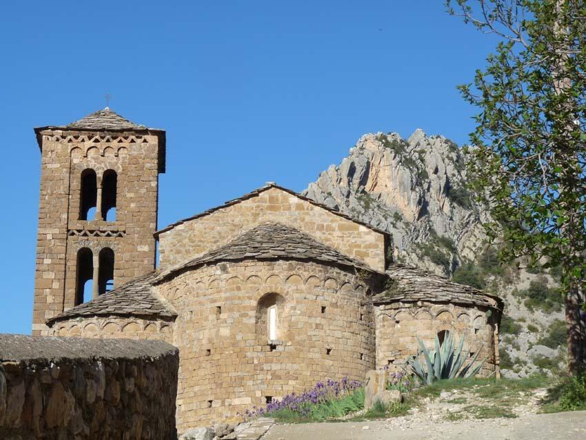 le village d'Abella au pied des voies le village d'Abella au pied des voies